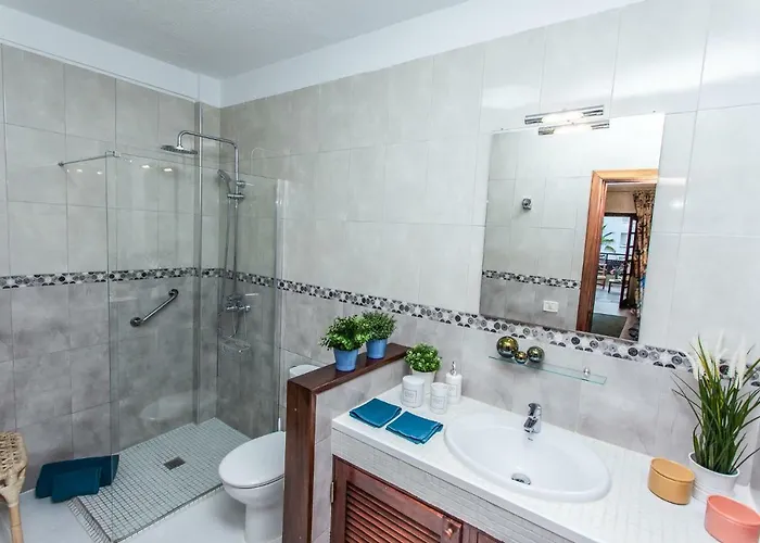 Spectacular Renovated Apartment, 5 Min To Camison Beach, With Aircon شقة أرونا